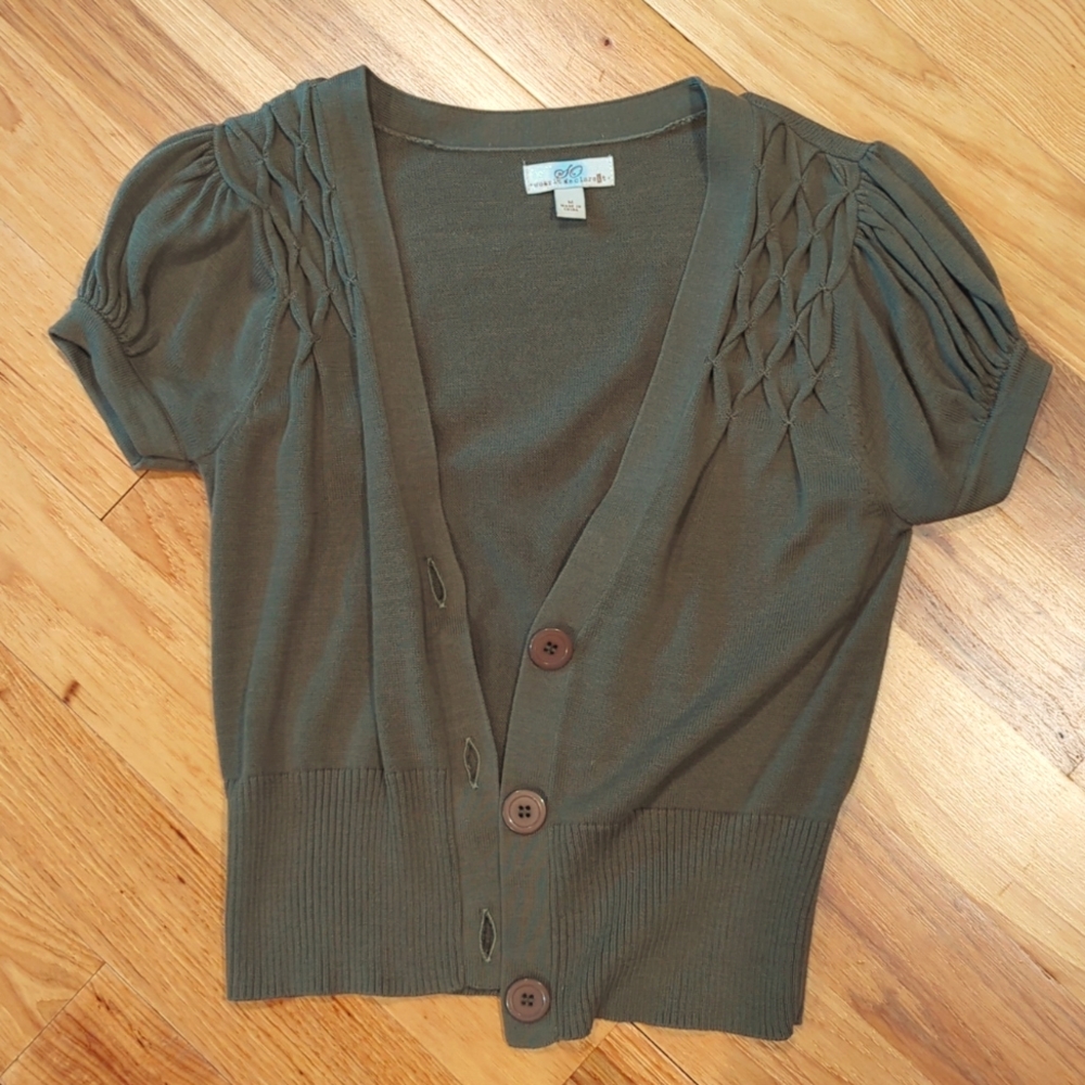Olive green short sleeve crop sweater.